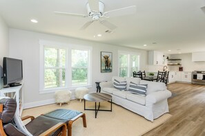 TV - Retreat to the country. Three updated farmhouses, 28 acres, pickleball court. (Coldspring)