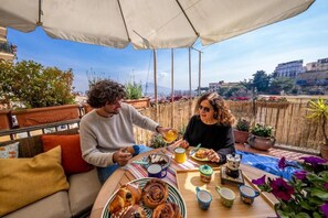 Outdoor dining - Typical Neapolitan apartment city center, with breathtaking views of Vesuvius (Napoli)