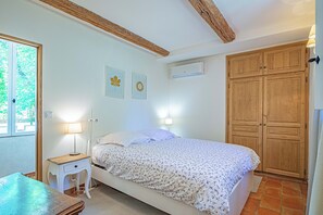 Iron/ironing board, internet, bed sheets