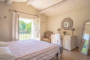 9 bedrooms, iron/ironing board, Internet, bed sheets