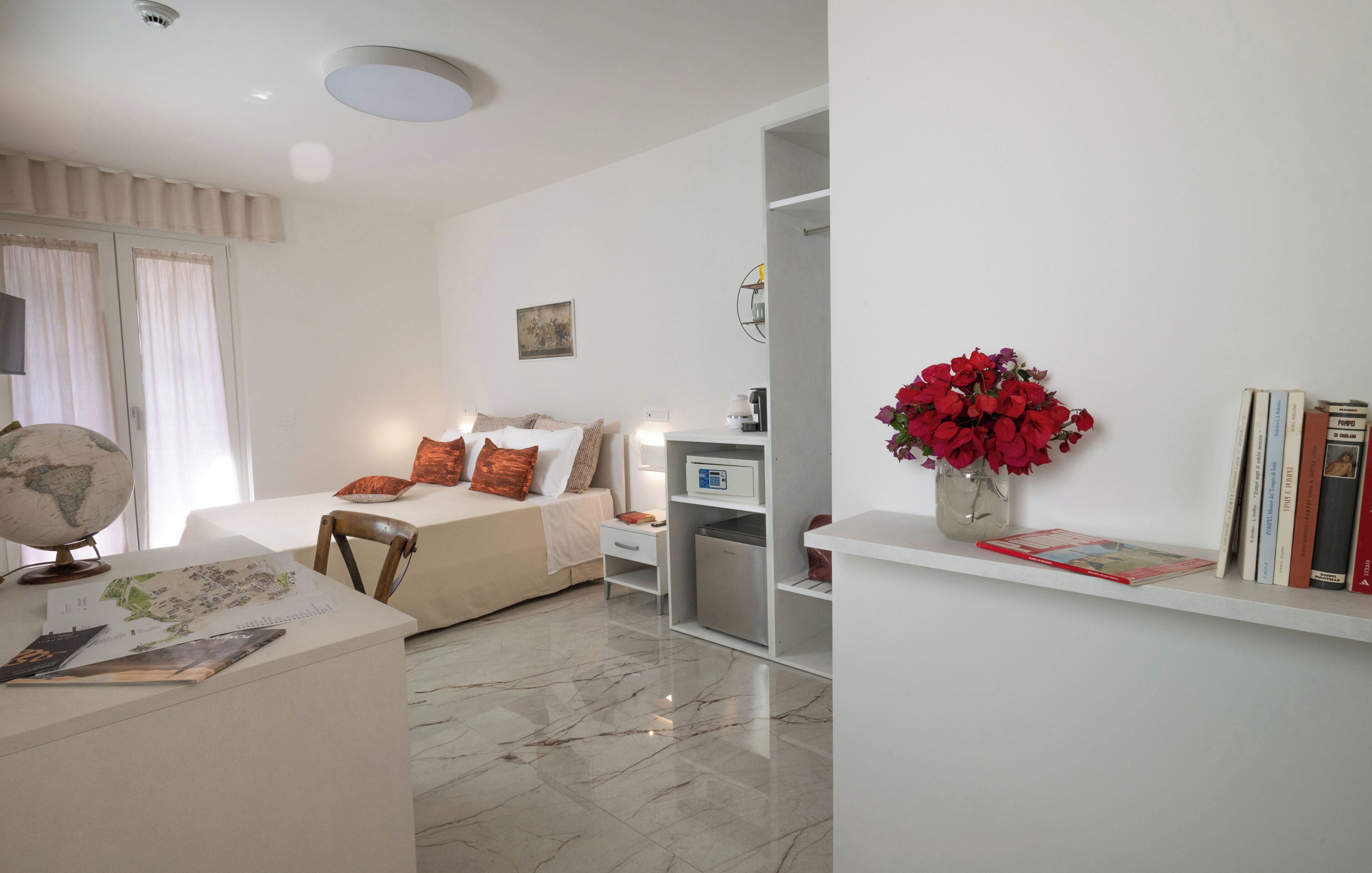 Superior kamer, airconditioning, uitzicht op stad | Een kluis op de kamer, een bureau, verduisterende gordijnen