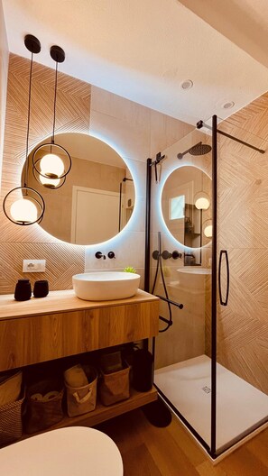 Shower, hair dryer, bidet, towels - Japandi Suites, house with garden. Oasis of relaxation 5' from the sea and the airport (Olbia)