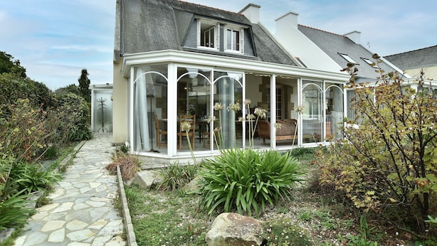 A house with a covered porch, stone pathway, and garden with plants and rocks. - Ker Diskuizh - Proche Sentier G34 (Pléneuf-Val-André)