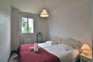 4 bedrooms, iron/ironing board, free WiFi, bed sheets