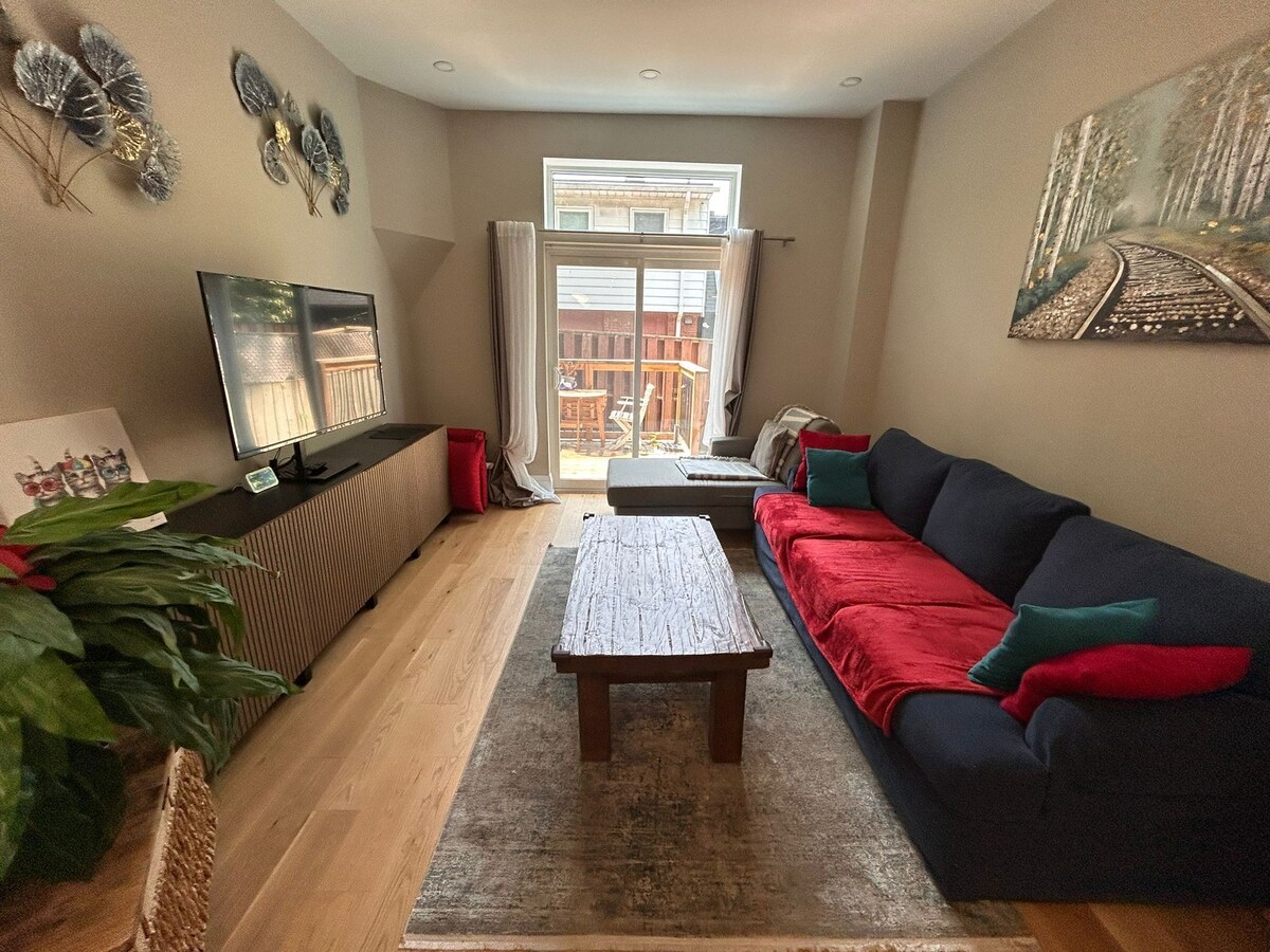 Renovated 2-Bedroom Home Roncesvalles Village, Toronto-Inquire Short Stays