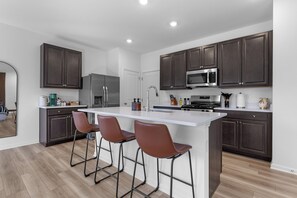 Micro-ondes, four, plaque de cuisson, lave-vaisselle