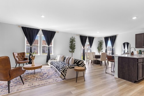 Modern Country Escape - 5 Min to NIU