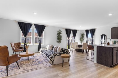 Modern Country Escape - 5 Min to NIU