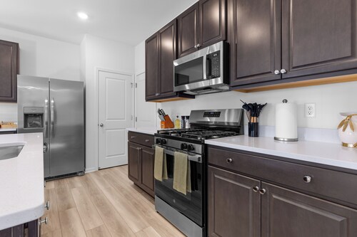 Modern Country Escape - 5 Min to NIU