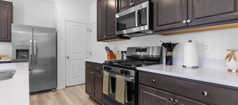 Modern Country Escape - 5 Min to NIU