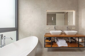 Douche, séchoir à cheveux, serviettes fournies