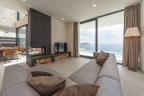 Téléviseur connecté, foyer, table de baby-foot