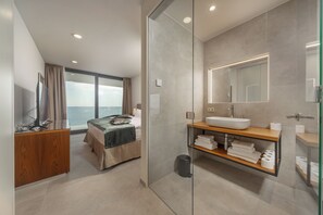 Douche, séchoir à cheveux, serviettes fournies