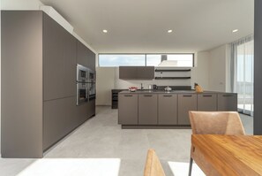 Réfrigérateur, four à micro-ondes, un four, surface de cuisson