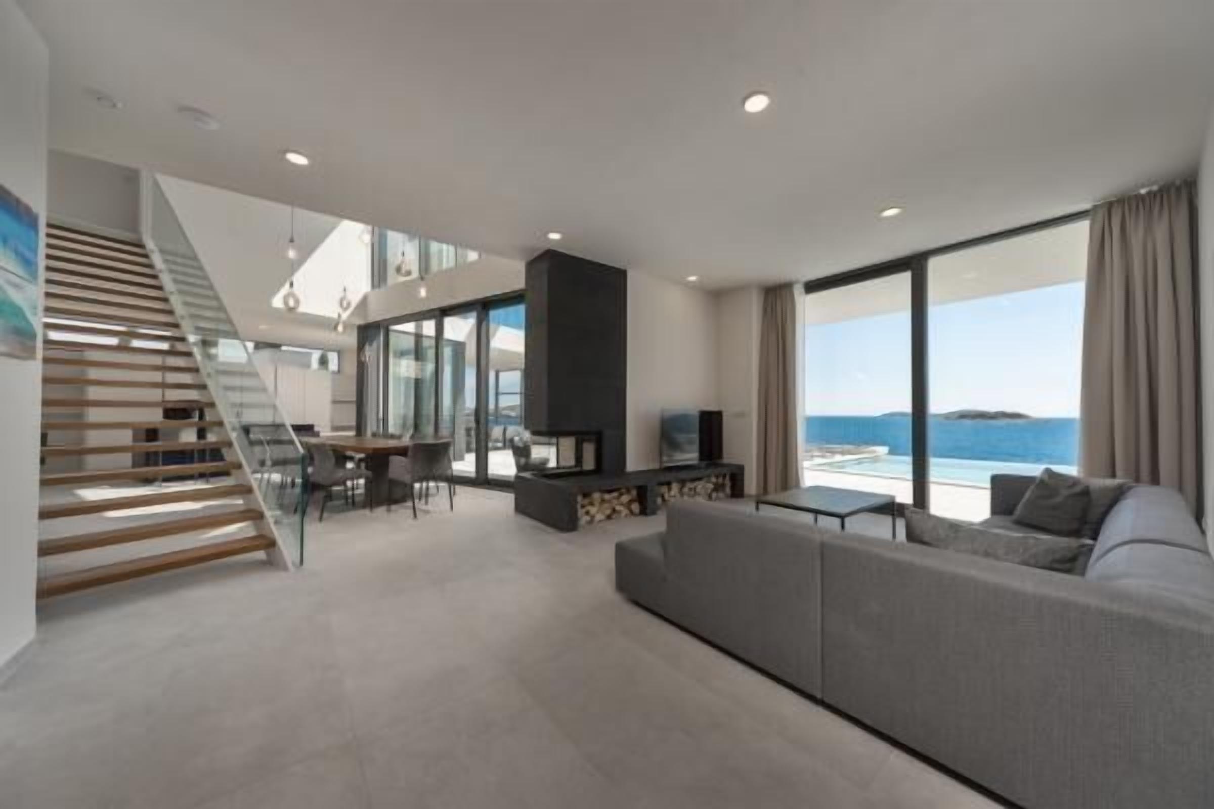 تلفزيون ذكي، مدفأة، كرة قدم الطاولة