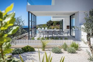 تناول الطعام بالخارج