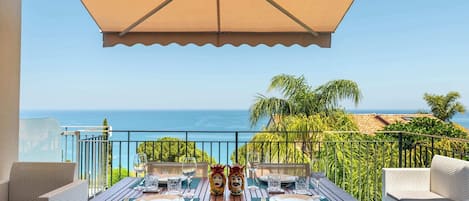 屋外ダイニングエリア