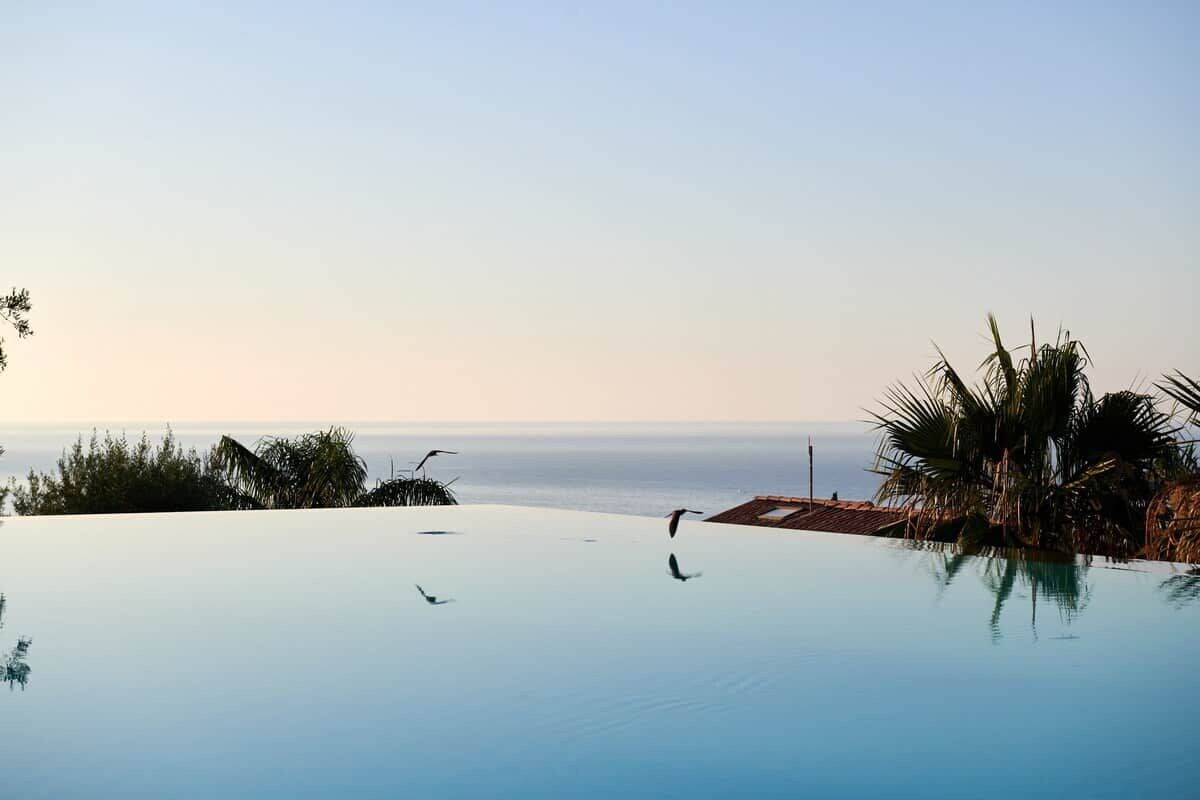 On peut admirer une magnifique piscine à débordement, avec une vue imprenable sur l’océan et les palmiers.
