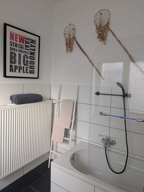 Hair dryer, towels, soap, shampoo - Relaxation in the border triangle near Aachen, Cologne, Düsseldorf and at the gateway to the Eifel region (Eschweiler)