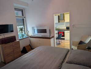 1 quarto, escrivaninha, ferros/tábuas de passar roupa, berço de viagem