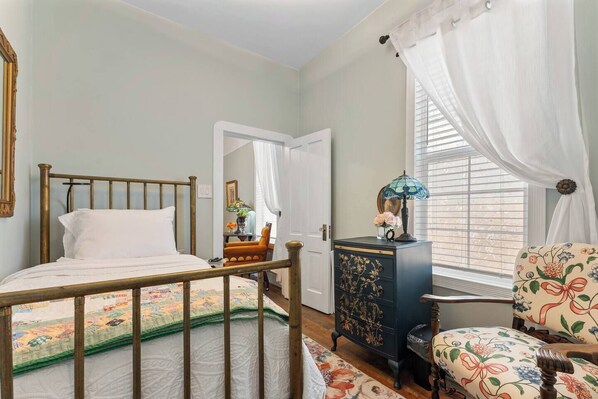 4 Schlafzimmer, Schreibtisch, Bügeleisen/Bügelbrett, Reisekinderbett