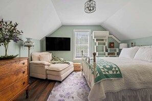 4 bedrooms, desk, iron/ironing board, travel cot - - 1914 Historic Cottage<br>- Remodeled <br>- Electric Fireplace, Gas Firepit, and BBQ<br>- Fenced Property<br>- Chef's Kitchen<br>- Electric Vehicle Charging Station (Reno)