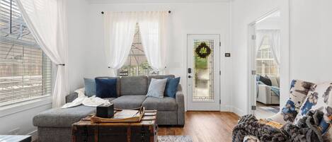 Smart-tv, een open haard, videospelletjes en een kantoor