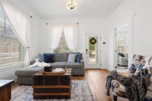 Smart-tv, eldstad, tv-spel och kontor