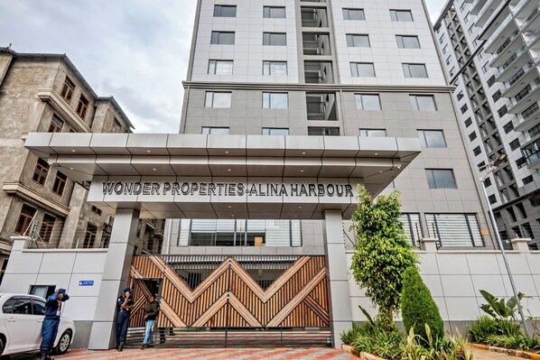 Exterior - Charming 2-bedroom apartment in the heart of Nairobi kilimani with pool view (Nairobi)