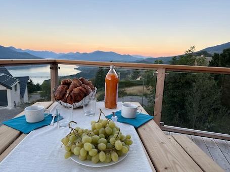 屋外ダイニングエリア. Spacious house with stunning views, Puy-Sanières