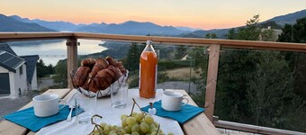 Spacious house with stunning views, Puy-Sanières