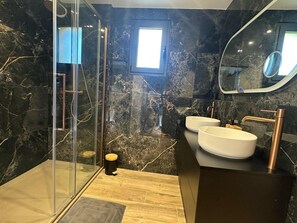 Shower, hair dryer - Spacious house with stunning views, Puy-Sanières (Puy-Sanières)