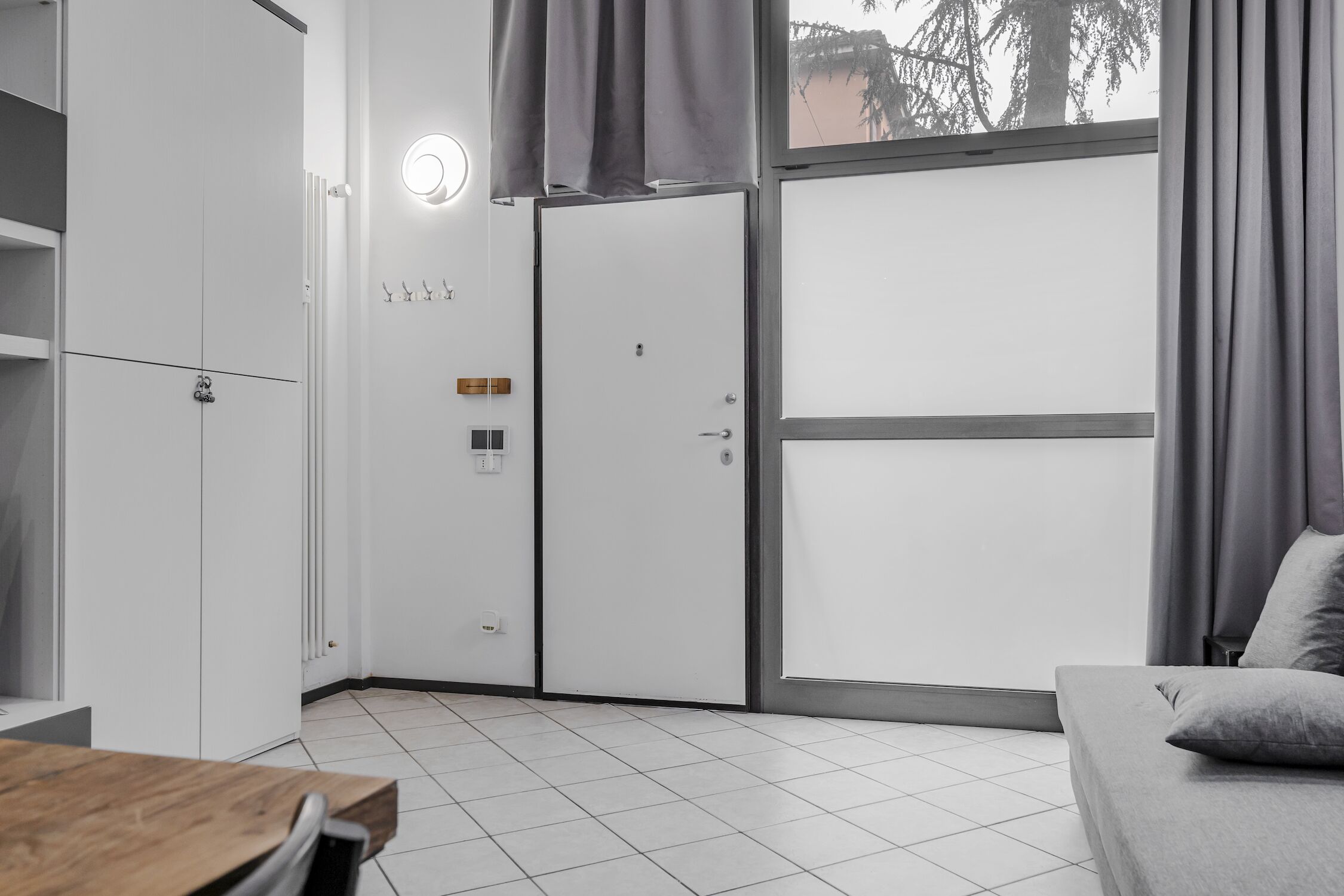 Quarto moderno com cama, escrivaninha e guarda-roupa.