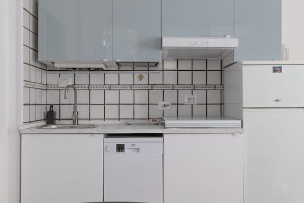 Apartment, City View | Private kitchen | Full-size fridge, microwave, oven, stovetop