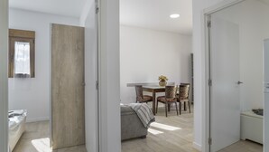Un intérieur moderne comprenant un coin repas, un canapé et une petite table avec des chaises.