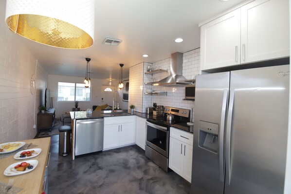 Refrigerador, horno, placa de cocina, lavavajillas