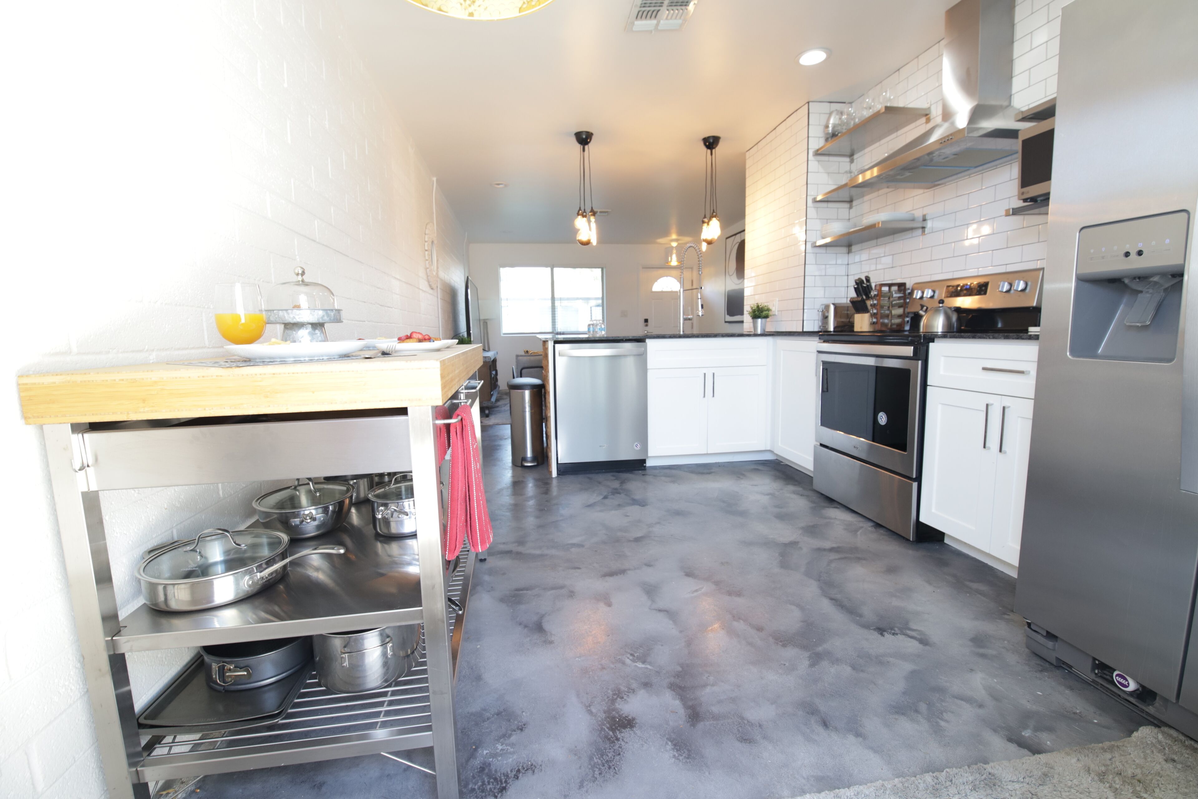 Coffee/tea maker, fridge, oven, stovetop