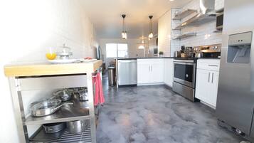 Coffee/tea maker, fridge, oven, stovetop