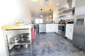 Fridge, oven, stovetop, dishwasher - Relaxing 2bd~1ba king bed~sleeps 4 (Phoenix)