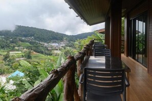 A balcony with a view of a lush valley and distant hills. - Mon View Ngam (Mae Rim)
