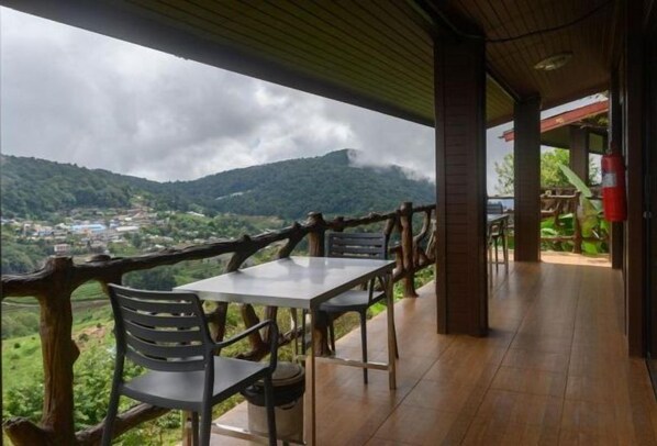 Outdoor dining - Mon View Ngam (Mae Rim)