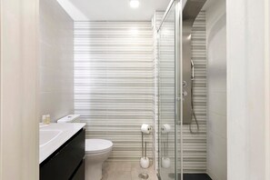 Douche, sèche-cheveux, serviettes fournies