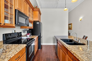 Coffee/tea maker, fridge, microwave, oven