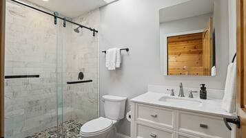 Dusche, Haartrockner, Handtücher, Seife