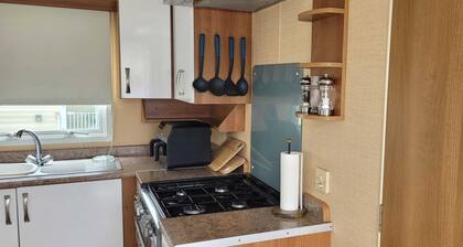 Deluxe Holiday Home by the sea - Private Parking - Wifi - Clacton On Sea