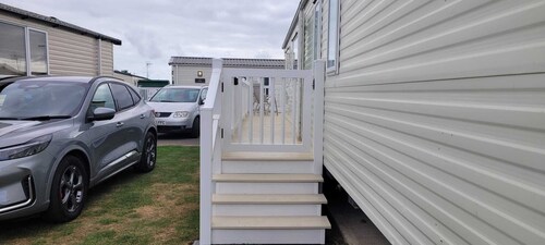 Deluxe Holiday Home by the sea - Private Parking - Wifi - Clacton On Sea