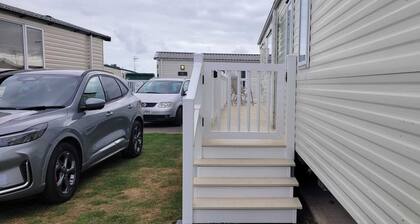 Deluxe Holiday Home by the sea - Private Parking - Wifi - Clacton On Sea