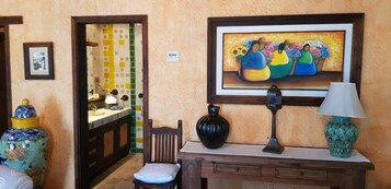 Secador de pelo, toallas, jabón, papel higiénico