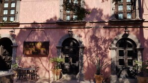 A hotel facade with a sign reading "HOTEL LOSADA DE LAS FLORES SPA". - Posada de las Flores Loreto (Loreto)