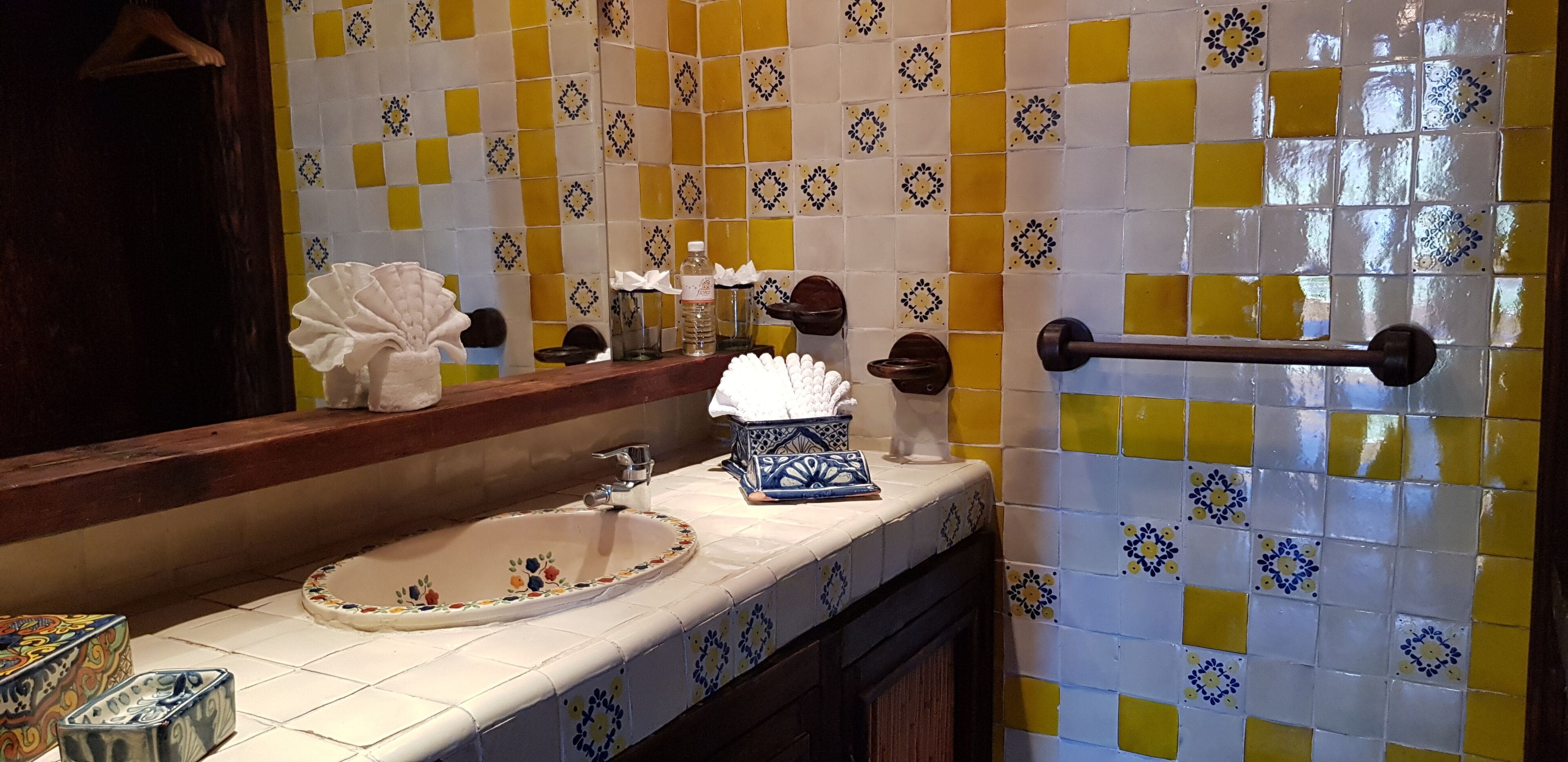 Quarto casal standard, vista para o jardim | Banheiro | Secador de cabelo, toalhas de banho, sabonete, papel higiênico